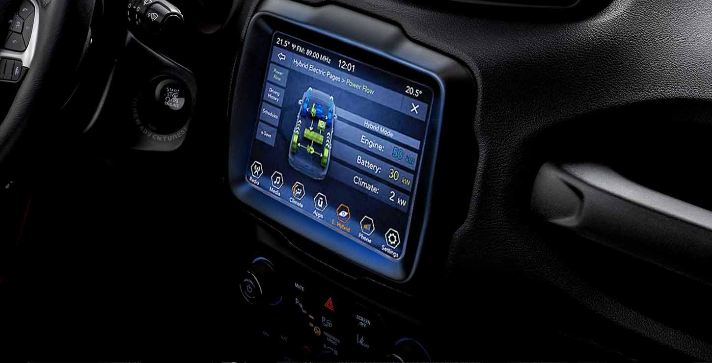 /content/dam/jeep/crossmarket/jeep-phev-3/interiors/feature-banner/JEEP-renegade-4xe-interni-tab-02_UCONNECTRADIO-desktop-FeatureHeroBanner-1450x740.jpg